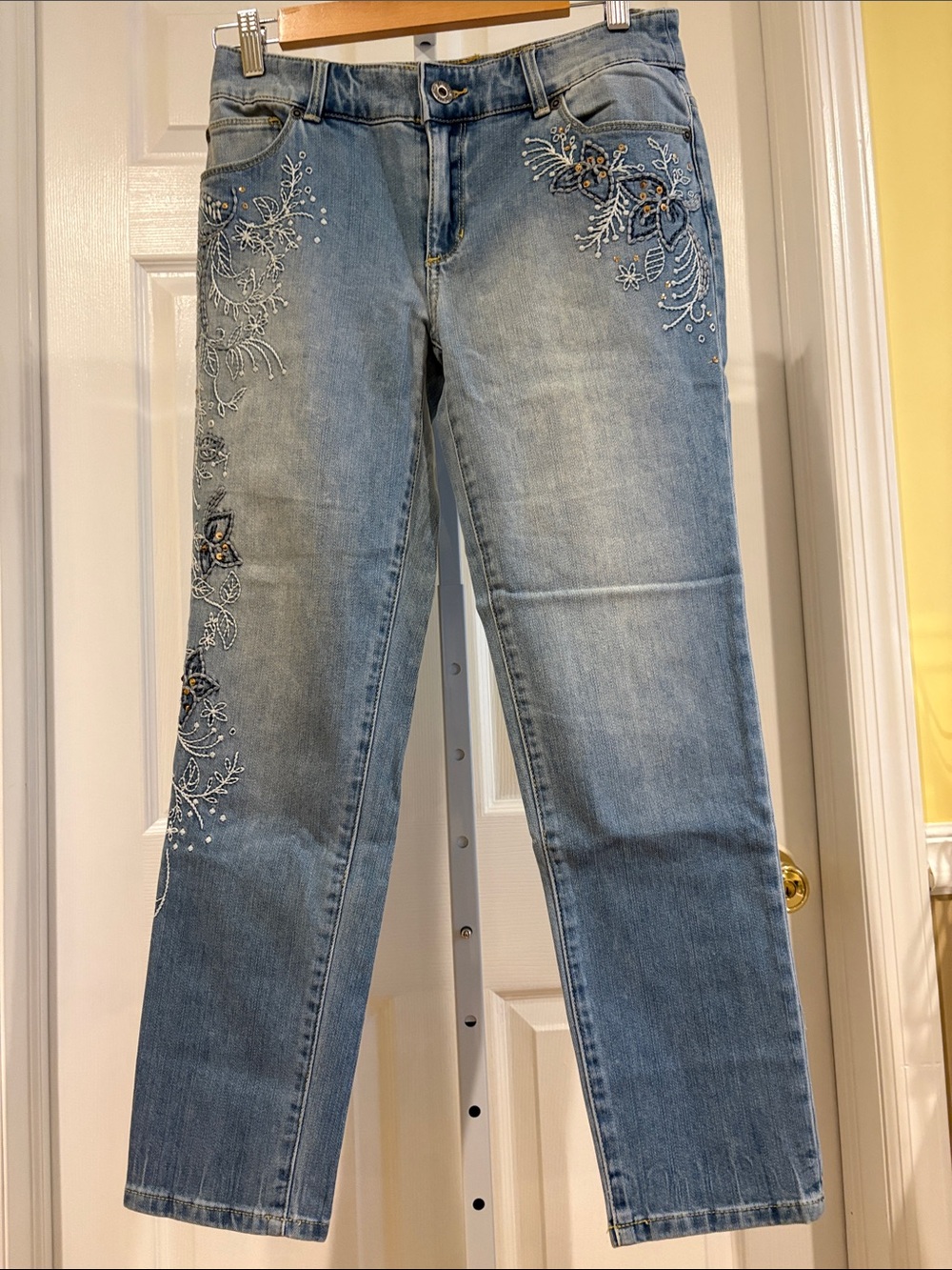 -Cute Chicos embroidered cropped ankle Jeans size 00
